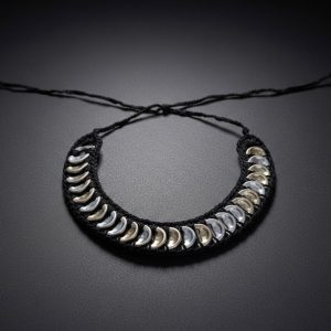 Collar Artesanal de Bisutería Creativa – Diseño Upcycling