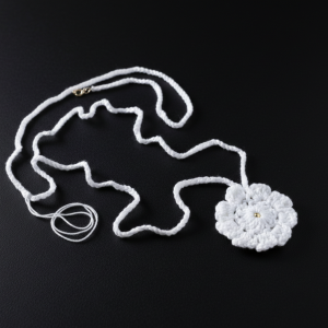 Collar de Crochet Hecho a Mano con Dije de Flor Blanca y Centro Perlado