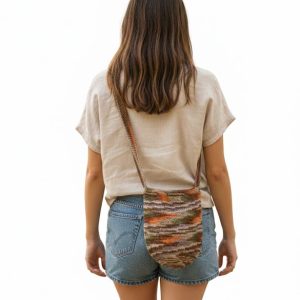 Mochila Artesanal Tejida a Mano - Diseño Étnico en Tonos Tierra y Óxido